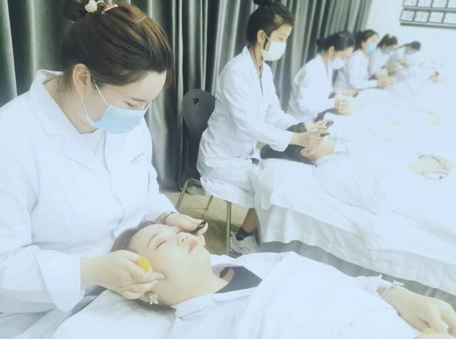 结构和功能,以及各种皮肤类型和状况,才能为客人提供有效的美容服务